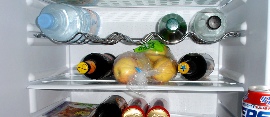 открытый холодильник с продуктами